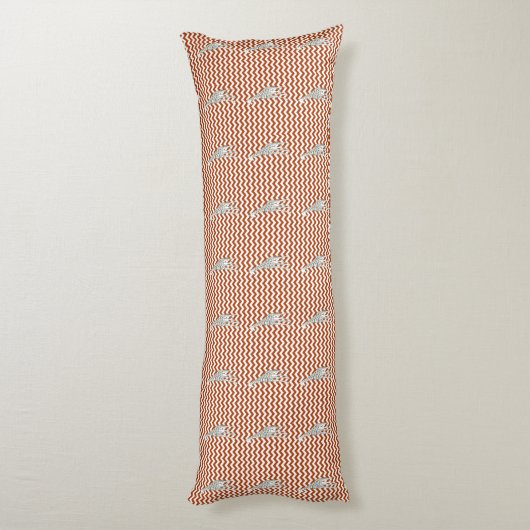 Rust Red Safari Chevron met Pop Art Giraffe Lichaamskussen (Achterkant (Verticaal))