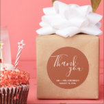 Rust Terracotta Boho Wedding Bedankt Ronde Sticker<br><div class="desc">Het huwelijk gunt stickers in een terracotta of roestkleur met witte tekst. Zeg dank u aan uw trouwgasten met deze gepersonaliseerde trouwstickers in een prachtige manuscriptdoopvont die lezen: Dank u. Personaliseer je naam en trouwdatum.</div>
