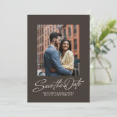 Rustbruin trendy script eenvoudige trouwdag save the date (Staand voorkant)