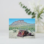 Rusted Antiek auto vóór Butte Briefkaart (Staand voorkant)