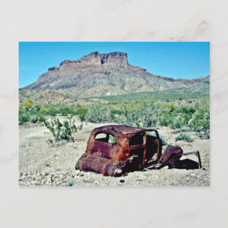 Rusted Antiek auto vóór Butte Briefkaart