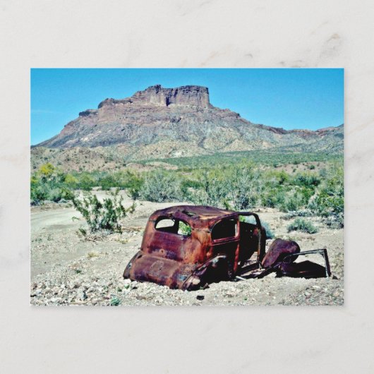 Rusted Antiek auto vóór Butte Briefkaart (Voorkant)