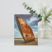 Rusted Shipwreck strandde of strandde op een stran Briefkaart (Staand voorkant)