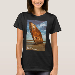 Rusted Shipwreck strandde of strandde op een stran T-shirt