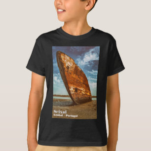 Rusted Shipwreck strandde of strandde op een stran T-shirt