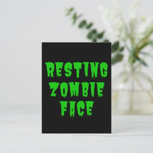 Rustend Zombiegezicht - Grappige Halloween 2022 Briefkaart (Staand voorkant)