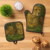 Rustende Cheetah Duo in het bos Ovenwant & Pannenlap Set (Top down)