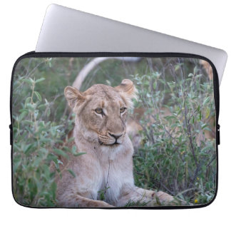 Rustende leeuwin in Afrikaanse wilde dieren Laptop Sleeve