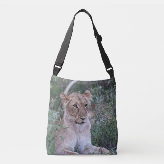 Rustende Leeuwin in het Wild Crossbody Tas (Voorkant)