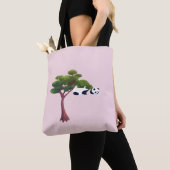 Rustende panda tussen weelderige groene bomen tote bag (Dichtbij)