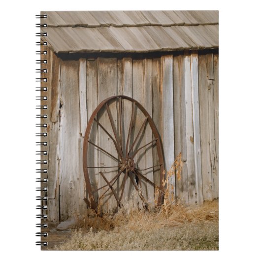 Rustic Americana Wagon Wheel op Old Shed Notitieboek (Voorkant)