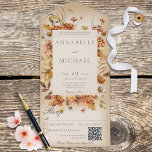 Rustic Autumn Blush Wildbloemen Tan QR Code All In One Uitnodiging<br><div class="desc">BESCHIKBAAR MET OF ZONDER EEN QR-CODE OM IN HET RSVP-GEBIED TE SCAN. Dit eenvoudige maar elegante ontwerp heeft een lijst van boho herfstbloemen op een zachte witte blauwe bekleding op een zachte bruine achtergrond. De voorflap bevat de bruid en de eerste initialen van de bruidegom. Dit ontwerp is beschikbaar met...</div>