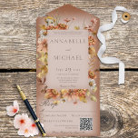 Rustic Autumn Blush Wildflower Rust QR Code All In One Uitnodiging<br><div class="desc">BESCHIKBAAR MET OF ZONDER EEN QR-CODE OM IN HET RSVP-GEBIED TE SCAN. Dit eenvoudige maar elegante ontwerp heeft een lijst van boho herfstbloemen op een zachte witte blauwe bekleding op een zachte roestachtergrond. De voorflap bevat de bruid en de eerste initialen van de bruidegom. Dit ontwerp is beschikbaar met of...</div>