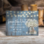 Rustic Baby's Breath Jar Dusty Blue Save the Date Aankondigingskaart<br><div class="desc">Rustic Dusty Blue Barn Wood Baby's Breath Mason Jar & Glass Candle String Lights sparen de Date Wedding Announcement.</div>