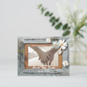 Rustic Barn Daisy Country Wedding Sla de datum op Aankondigingskaart (Staand voorkant)