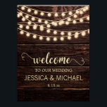 Rustic Barn Wood Country String Lights Wedding Poster<br><div class="desc">Een welkomstbanner/bordje met een bijtende houten schuur met snaarlichten.</div>