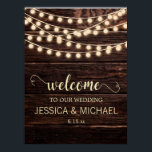Rustic Barn Wood Country String Lights Wedding Poster<br><div class="desc">Een welkomstbanner/bordje met een bijtende houten schuur met snaarlichten.</div>