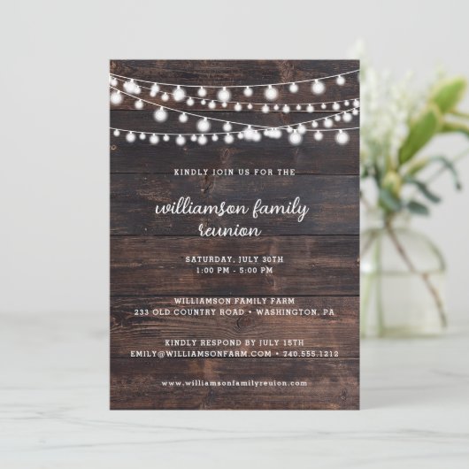 Rustic Barn Wood en String Lights Family Reunion Kaart (Staand voorkant)
