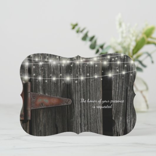 Rustic Barn Wood Fairy Lights Wedding Invite Kaart (Staand voorkant)