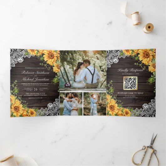 Rustic Barn Wood Lace Sunflower QR Code Weddenscha Drieluik Uitnodiging (Binnen)