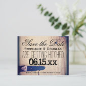 Rustic Barn Wood Latch Save the Date Briefkaarten (Staand voorkant)