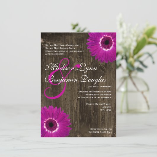 Rustic Barn Wood Paarse Daisy Wedding Invitations Kaart (Staand voorkant)