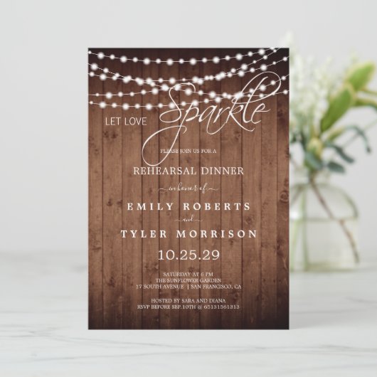 Rustic Barn Wood Strings Light Rehearsal Dinner Kaart (Staand voorkant)