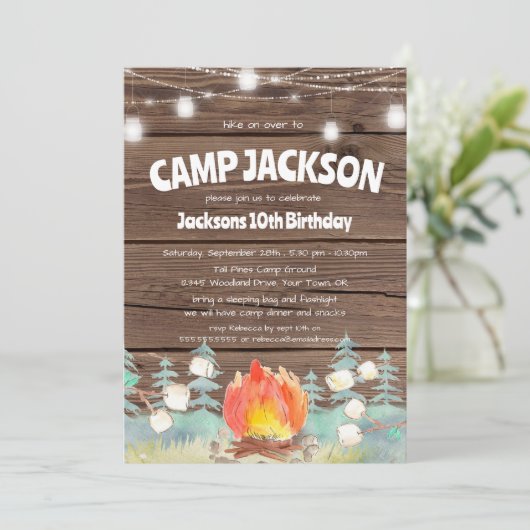 Rustic Barnwood Camping Birthday Uitnodiging (Staand voorkant)