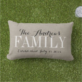 Rustic Beige Family Monogram en huwelijksdatum Buitenkussen (Gras)