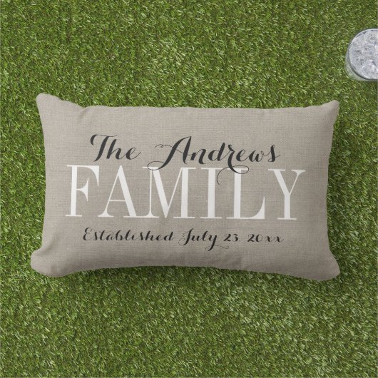 Rustic Beige Family Monogram en huwelijksdatum Buitenkussen (Gras)