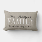 Rustic Beige Family Monogram en huwelijksdatum Buitenkussen (Voorkant)