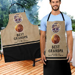 Rustic Best Grandpa Father Day 2 Foto zwart Schort<br><div class="desc">Rustic Best opa Father's Day 2 Foto Collage Black Schort. 2 foto's in ovaal lijst - voeg 2 foto's toe. Rustige beige achtergrond. U kunt om het even welke tekst op het schort veranderen. Dit gepersonaliseerde schort is een perfect geschenk voor een vader voor vaderdag,  verjaardag of Kerstmis.</div>