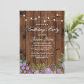 Rustic Birthday Party Paarse Floral Wood Invite Kaart (Staand voorkant)