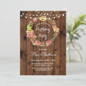 Rustic Birthday Party Wreath Flowers Wood Invite Kaart (Staand voorkant)