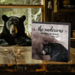 Rustic Black Bear Forest Cabin Decor Monogram Houten Kist Print<br><div class="desc">Dit ontwerp kan worden gepersonaliseerd door de Edit optie van het Ontwerp te kiezen. Je kunt ook overdragen naar andere objecten. Neem contact met me op via colorflowcreations@gmail.com of gebruik de chatoptie bovenaan de pagina als u dit ontwerp op een ander product wilt plaatsen of hulp nodig hebt. Bekijk meer...</div>