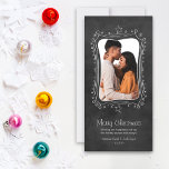 Rustic Black Chalkboard Merry Kerstfoto Feestdagenkaart<br><div class="desc">Stuur je kerstwens met een flinke en gekerende fotokaart. Een feestelijke,  met de hand getekende witte schaakdoedelgrens met sterren en sneeuwvlokken lijsten je verticale foto.  Omvat een zwarte bordstijlachtergrond.</div>