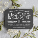 Rustic Black Chalkboard Script Weddenschap Kaart<br><div class="desc">De charmerende uitnodigingen van het karton van de bruiloft voor een casual kerkische gebeurtenis kenmerkt handgeschreven stijldoopvonten,  scroll design,  en ampersand accenten die een witte krijt verschijning op een achtergrond hebben die een rustige zwarte plank getextureerde verschijning heeft.</div>