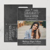 Rustic Black Krijtbord 2025 Afstuderen Fotofeest Uitnodiging Briefkaart (Voorkant / Achterkant)