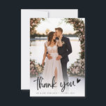 Rustic Black Script Hart Nieuwgehuwden Trouwfoto Bedankkaart<br><div class="desc">Show uw waardering voor uw dierbaren met dit script belettering, gepersonaliseerde bruiloft dank u kaart. Deze kaart is voorzien van een prachtige trouwfoto en een oprechte boodschap die u kunt aanpassen. Of u nu uw gasten wilt bedanken voor het bijwonen van uw bruiloft, het verzenden van een geschenk of deel...</div>