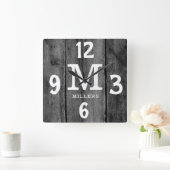 Rustic Black Wood Familie Naam Monogram Farmhouse Vierkante Klok (Huis)