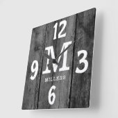 Rustic Black Wood Familie Naam Monogram Farmhouse Vierkante Klok (Hoek)