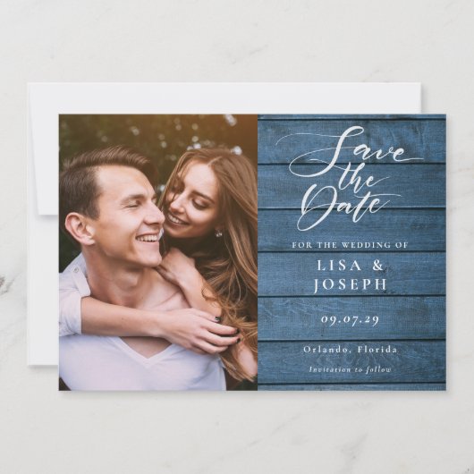Rustic Blauw Hout Elegante Script Foto Bruiloft Save The Date (Voorkant)