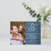 Rustic Blauw Hout Script Foto Bewaar de Datum Briefkaart (Staand voorkant)