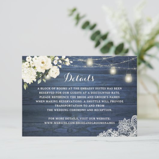 Rustic Blauw Hout Wit Bloem Motief Kanten Bruiloft Kaart (Staand voorkant)