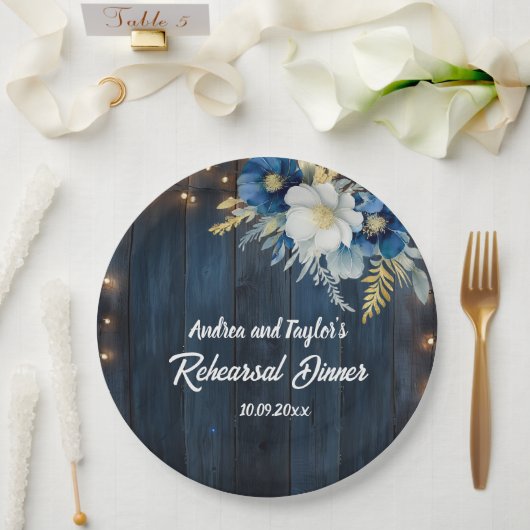 Rustic Blauw Hout Wit Bloemstuk Rehearsal Dinner Papieren Bordje (Huwelijk)