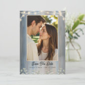 Rustic blauwe baby’s breath foto save the date kaa (Staand voorkant)
