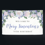 Rustic Blue and White Floral 70th Birthday Spandoek<br><div class="desc">Robuust en elegant. Witte rozen,  blauwe bloemen en veel groen,  bladeren en wijnstokken voegen zich bij elkaar om een mooie bloemengrens te creëer langs de top van deze zeventigste verjaardagsbanner.</div>