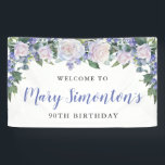 Rustic Blue and White Floral 90th Birthday Spandoek<br><div class="desc">Robuust en elegant. Witte rozen,  blauwe bloemen en veel groen,  bladeren en wijnstokken voegen zich bij elkaar om een mooie bloemengrens te creëer langs de top van deze 90ste verjaardagsbanner.</div>