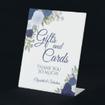 Rustic Blue Boho Floral Gifts & Cards Wedding Reclamebord Met Voetstuk<br><div class="desc">Dit mooie voetstuk zal je trouwgasten laten weten waar ze hun cadeautjes en kaarten moeten achterlaten. Biedt een robuust boho floral design met handbeschilderde waterverf rozen in tinten stoffige blauw,  jager en indigoeroe. Er is een korte boodschap van dank,  samen met de namen van het stel.</div>