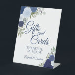 Rustic Blue Boho Floral Gifts & Cards Wedding Reclamebord Met Voetstuk<br><div class="desc">Dit mooie voetstuk zal je trouwgasten laten weten waar ze hun cadeautjes en kaarten moeten achterlaten. Biedt een robuust boho floral design met handbeschilderde waterverf rozen in tinten stoffige blauw,  jager en indigoeroe. Er is een korte boodschap van dank,  samen met de namen van het stel.</div>
